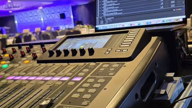 A high-density broadcast control hub for a 1,200-person hybrid conference, showing technicians monitoring multi-screen 12G-SDI signal paths and real-time encoding redundancy.